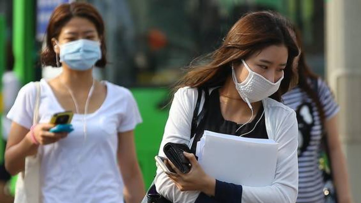 Mujeres con máscaras protectoras caminan cerca de la estación Sindorim, en Seúl.-Foto: EFE / YONHAP