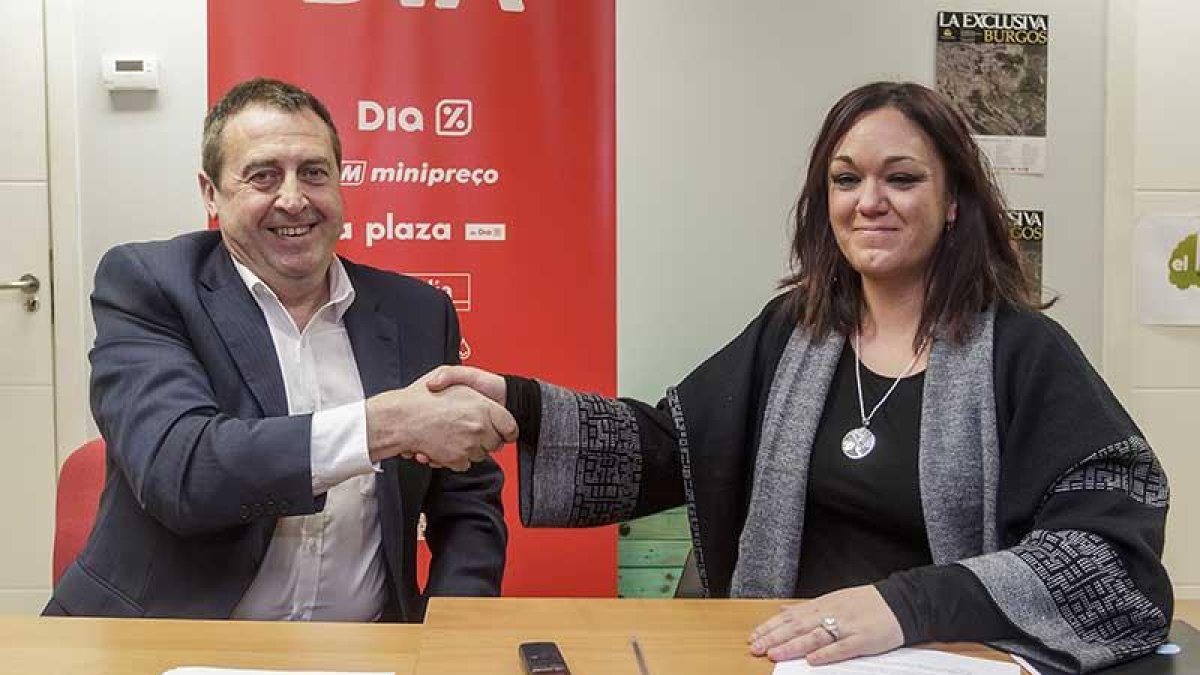 Alberto López, director del Centro Logístico de Día en Burgos, y Victoria Tortosa, directora de ‘La Exclusiva’.-SANTI OTERO
