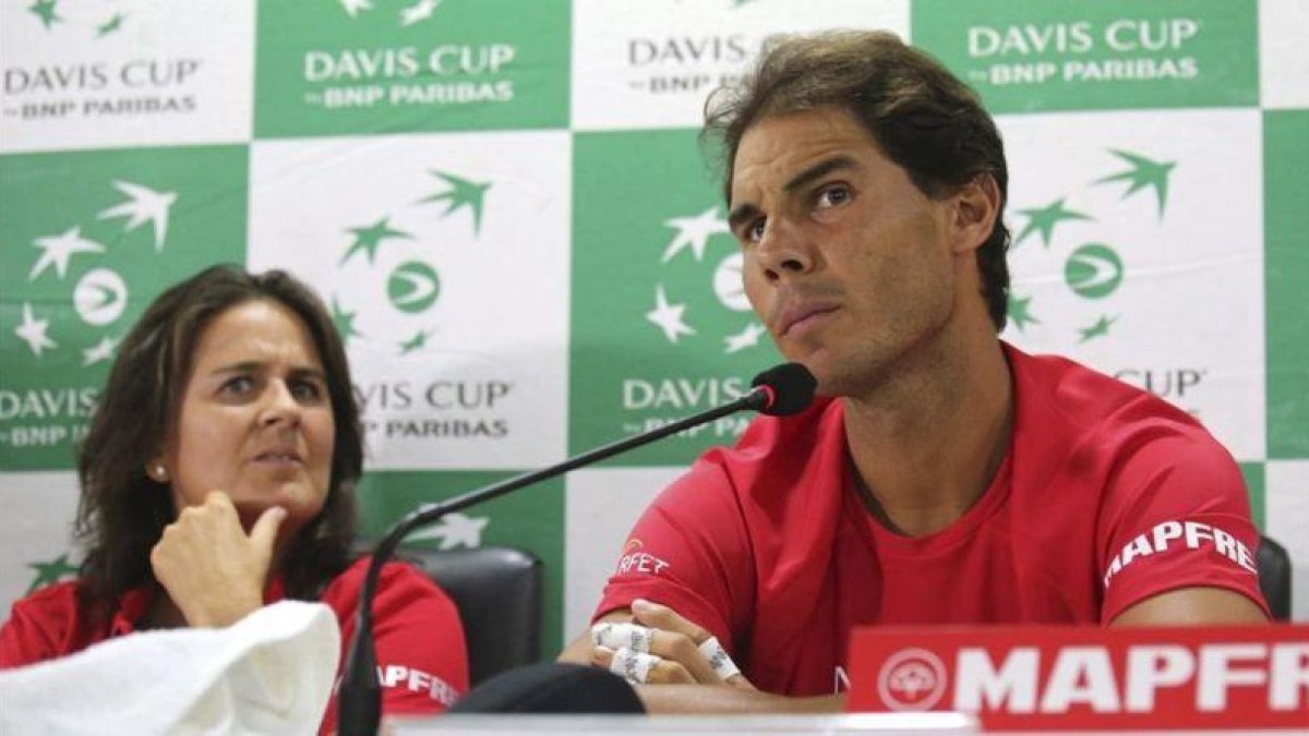 Rafa Nadal, junto a la capitana Conchita Martínez, este martes en Nueva Delhi.-EFE / RAJAT GUPTA