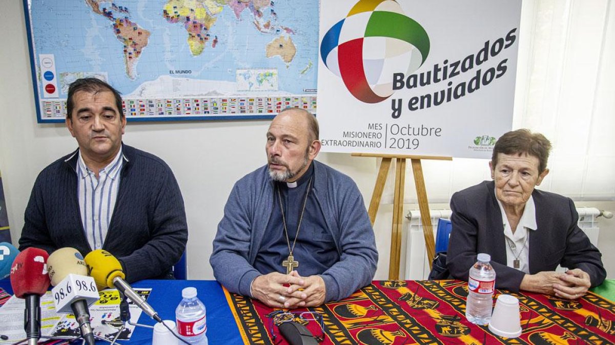 Delgado, Ruiz y la misionera burgalesa, Presentación López, durante la presentación-SANTI OTERO