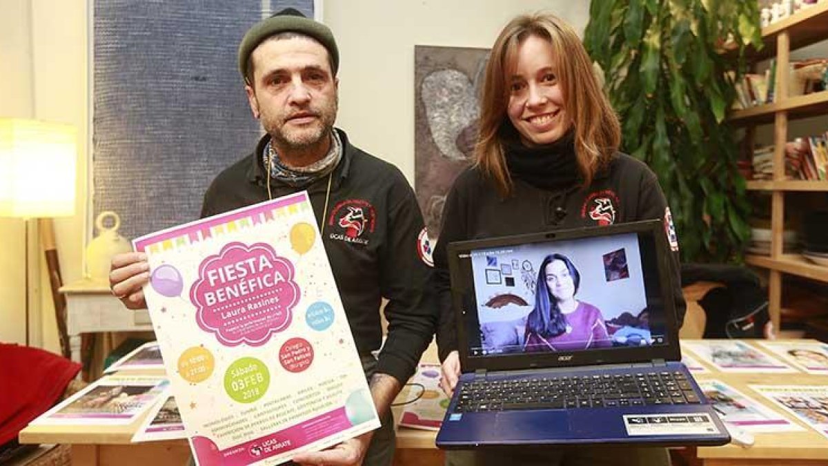 Valeriano de la Calle y Judith Rasines posan en Masala con el cartel de la fiesta. Laura no pudo asistir a la presentación, pero envió un vídeo de agradecimiento.-RAÚL G. OCHOA