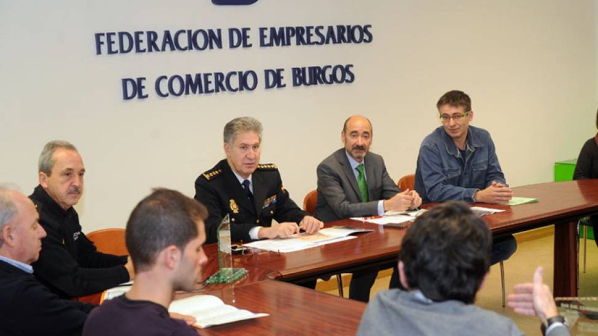Reunión entre fuerzas de seguridad y comerciantes.-ISRAEL L. MURILLO
