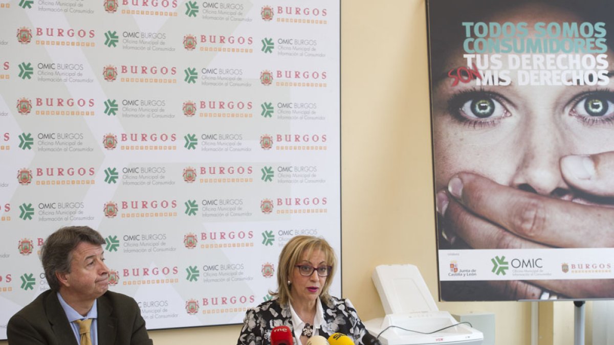 Luis Morcillo y Dolores Ovejero, ayer durante la presentación de la memoria. ISRAEL L, MURILLO