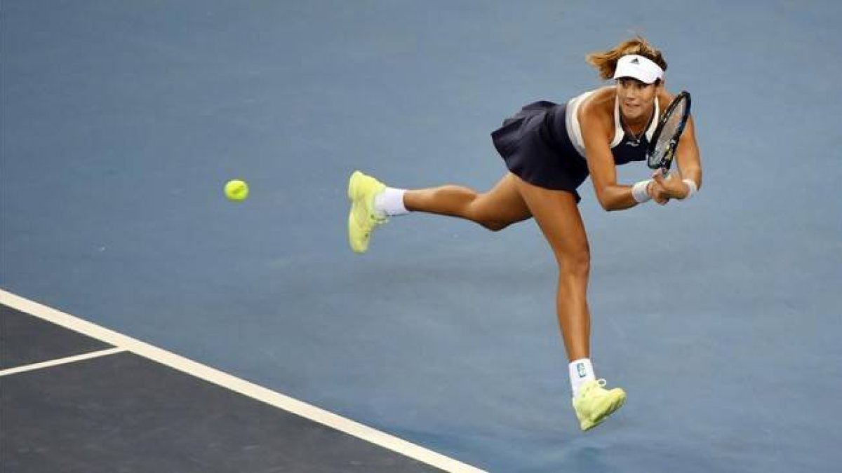Muguruza, en acción ante Lucic en el torneo de Pekín.-AFP / GREG BAKER