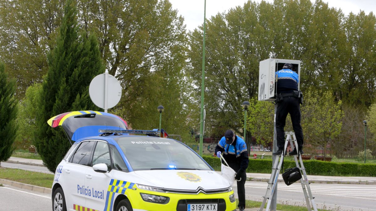 Agentes de Policía Local colocan un radar en una caja. RAÚL G. OCHOA