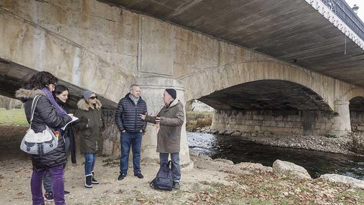Txubio Fernández (d.) se dirige a los escasos valientes que cogieron el guante de realizar el paseo previo a la propuesta escénica de L’Alakran.-Santi Otero