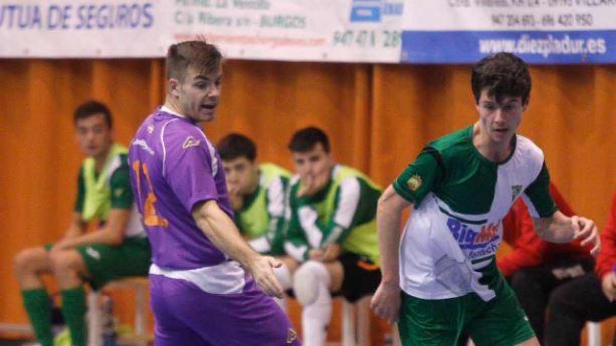 Pablo conduce el balón en un encuentro disputado en Burgos.-SANTI OTERO