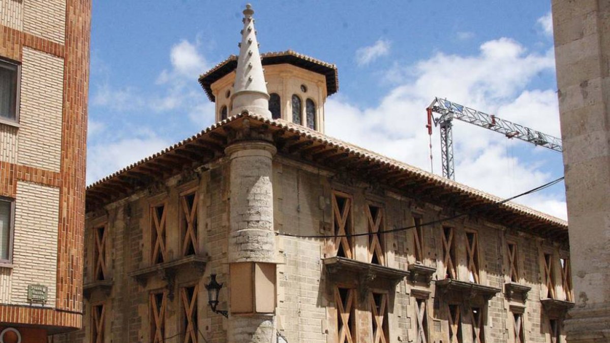 La retirada del apuntalamiento permitirá continuar trabajando en la fachada.-G.G.