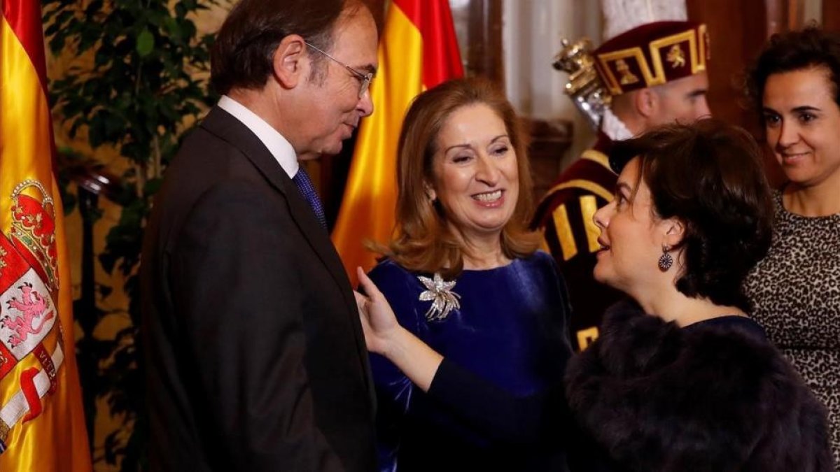 Los presidentes del Senado y el Congreso, Pío García Escudero y Ana Pastor, charlan con la vicepresidenta, Soraya Sáenz de Santamaría, en el acto de homenaje a la Constitución.-EFE