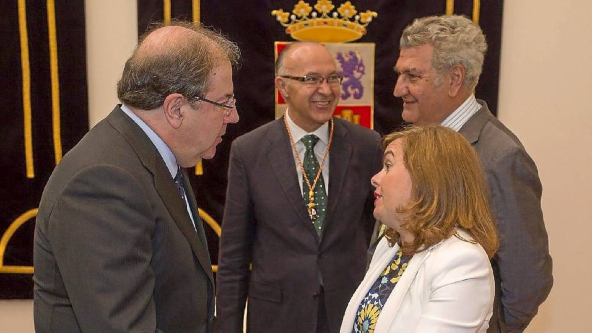 Juan Vicente Herrera y Sáenz de Santamaría se saludan en presencia de Medrano y Posada.-Pablo Requejo