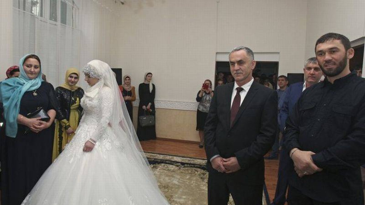 La novia junto a su futuro esposo, el segundo por la derecha, durante la ceremonia.-Foto: AP
