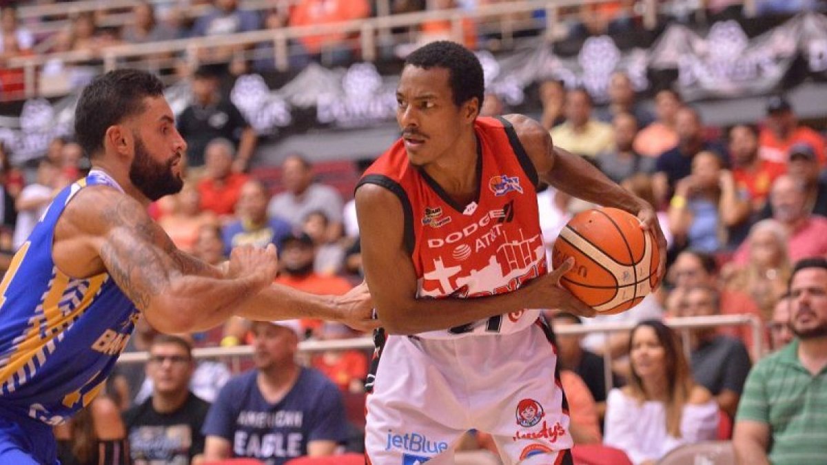 Renfroe protege el balón en un partido de su primera etapa en Leones de Ponce. BSNPR.COM