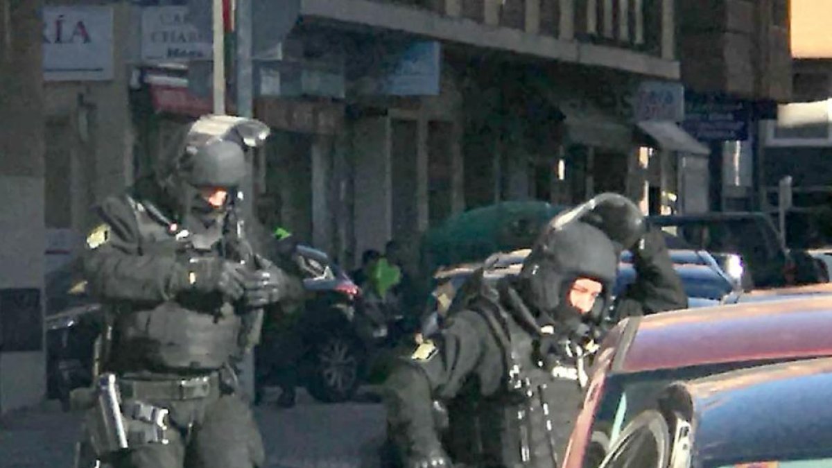 Los agentes en plena operación.-L. V.
