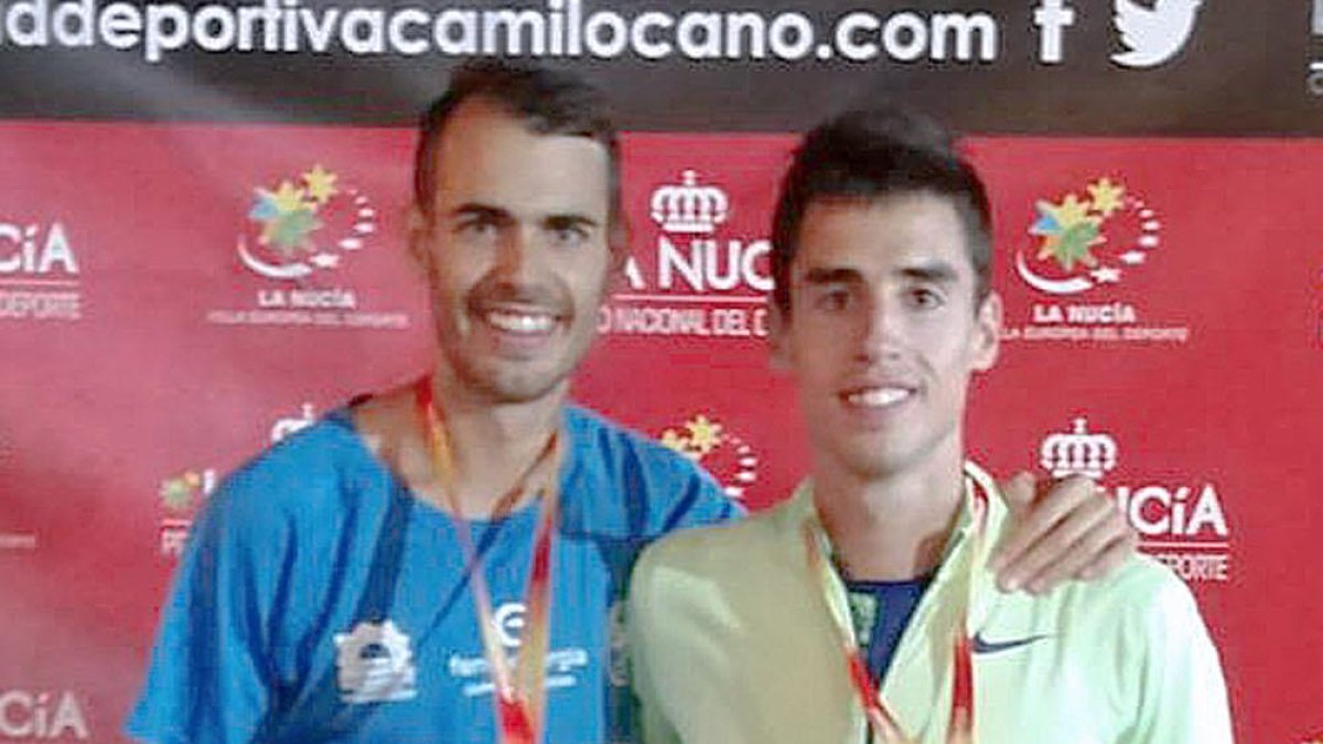 Dani Arce y Jesús Gómez posan con las medallas logradas en el Nacional.-ECB