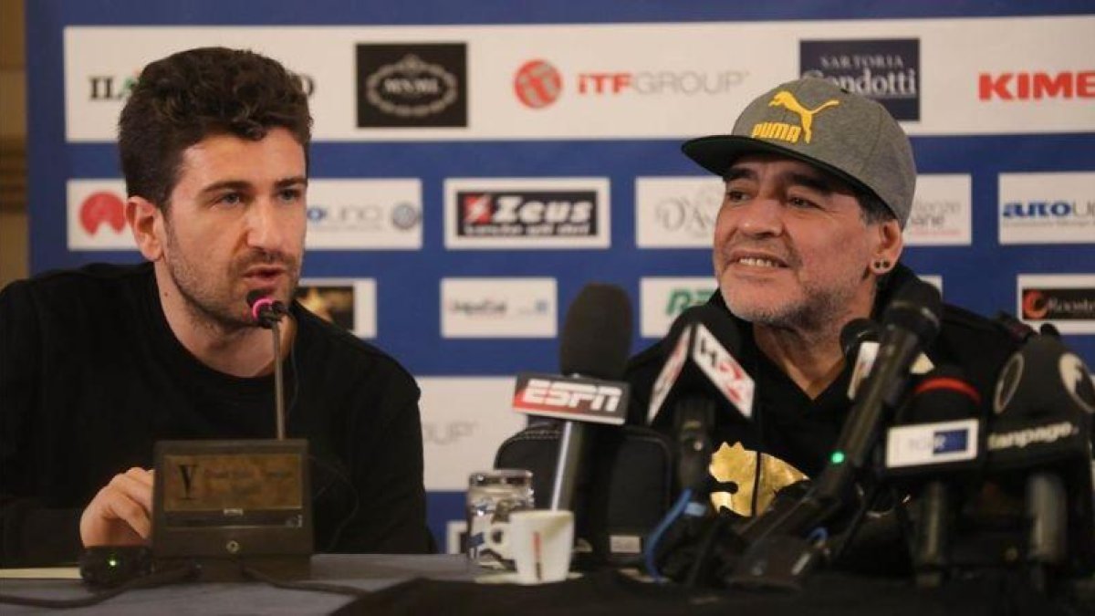 Maradona, junto al actor y director teatral Alessandro Siani, en la rueda de prensa de este domingo.-ALESSANDRO GAROFALO