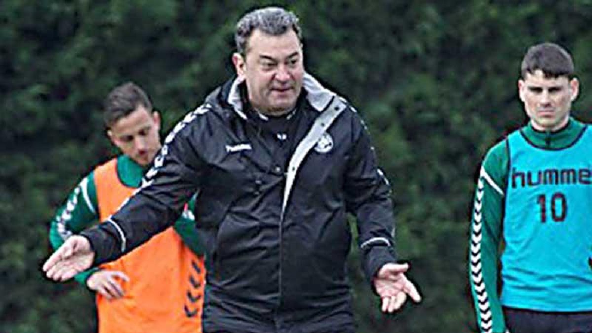 Carlos Pouso da instrucciones durante un entrenamiento.-@REALRACINGCLUB