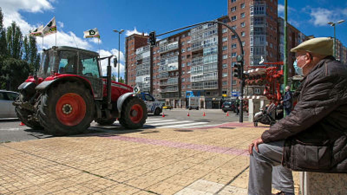 Una tractorada con motivo de una reivindicación de los agricultores en Burgos. TOMÁS ALONSO