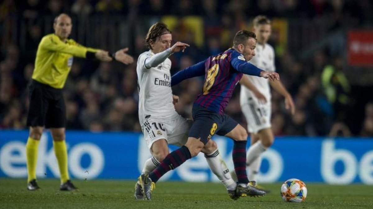 Arthur recbe la falta de Modric ante la mirada de Mateu Lahoz.-EL PERIÓDICO