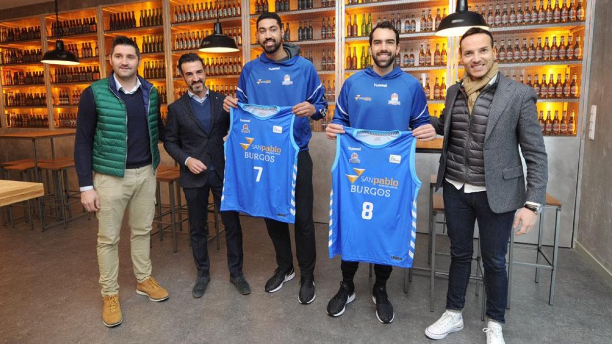 Lima y Benite posan durante su presentación oficial como jugadores delSanPablo, ayer, en la planta de Mahou-San Miguel, ayer.-ISRAEL L. MURILLO