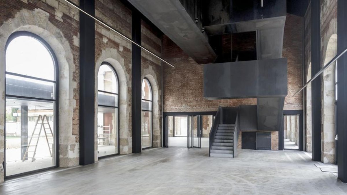 La planta baja, que es la más amplia, destaca por los contrastes del ladrillo caravista y la estructura metálica de la escalera en color oscuro.-SANTI OTERO