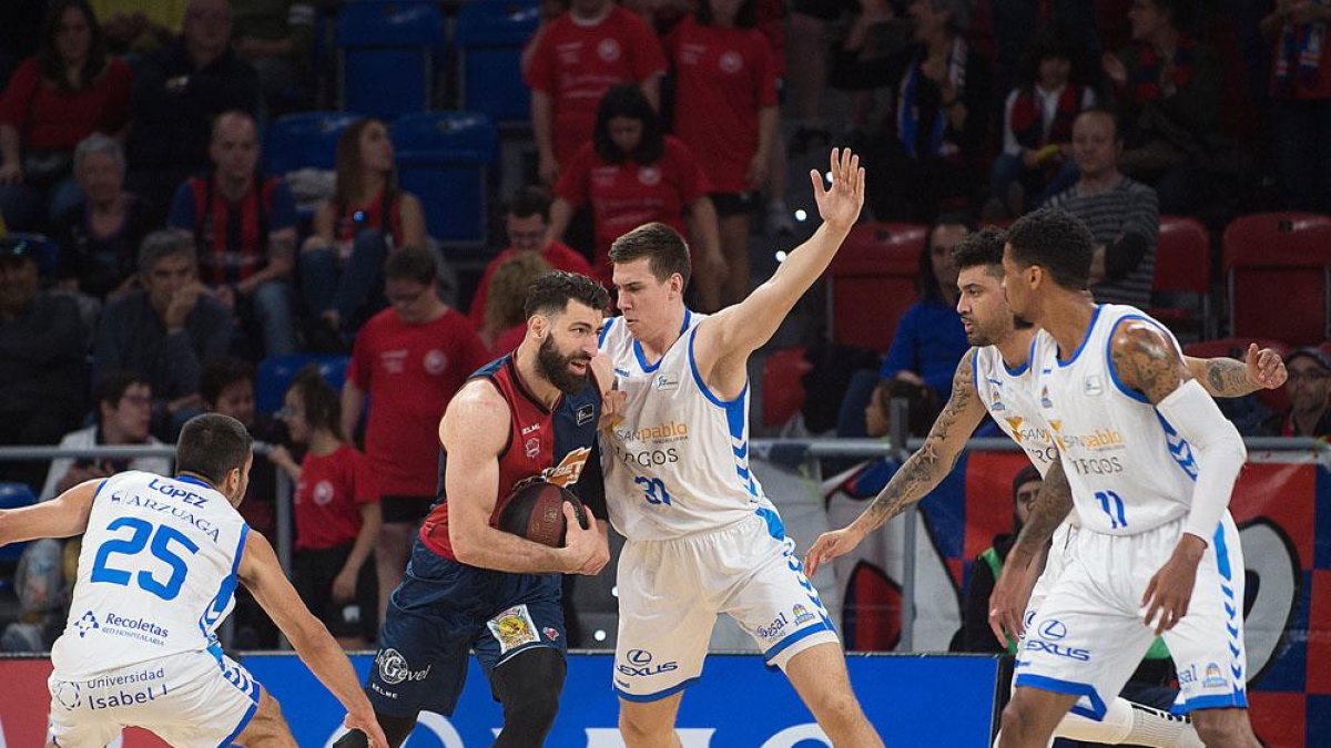 Cancar defiende a Shengelia ayudado por López, Lima y Frazier.-ACB PHOTO / A. BOUZO