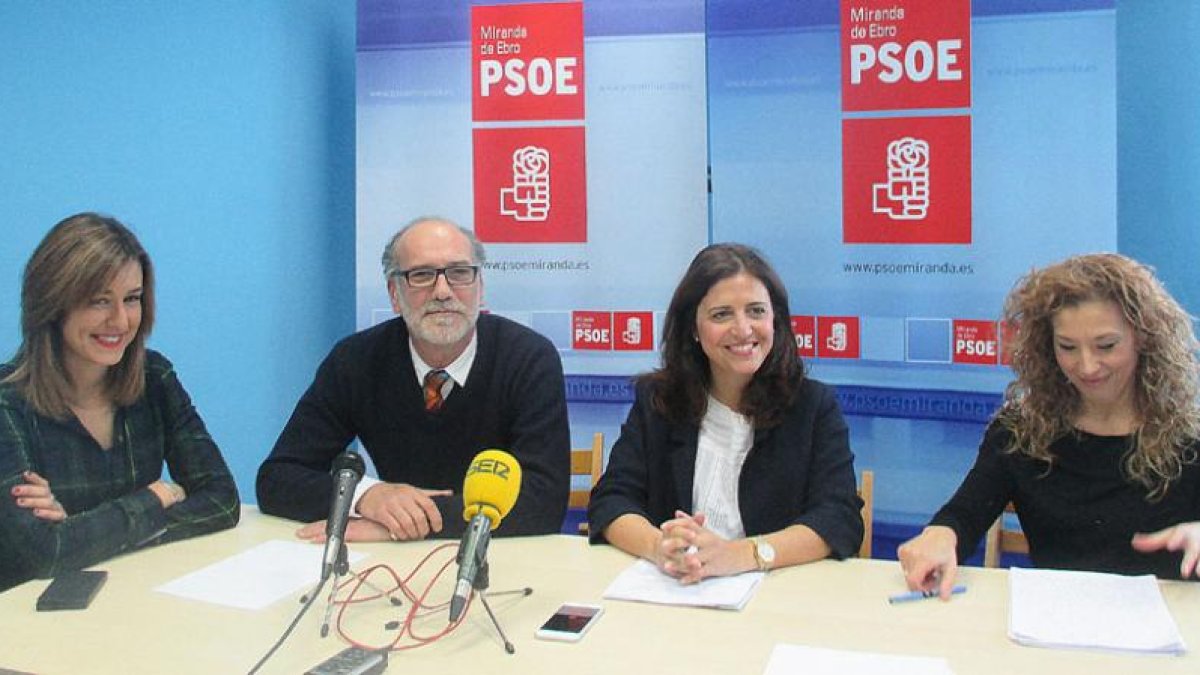 Virginia Jiménez (dcha.) acompañada por Esther Peña, Miguel Angel Adrián y Aitana Hernando.-E. M.