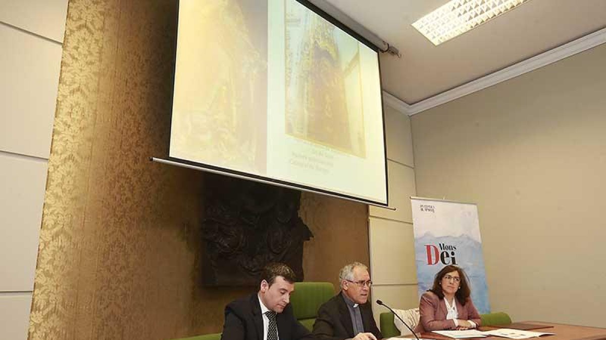 Vicente, Álvarez de Quevedo y González, durante la presentación de las piezas.-RAÚL G. OCHOA