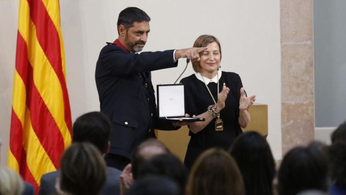 El major de los Mossos, Josep Lluís Trapero, y la presidenta del Parlament, Carme Forcadell, durante el acto de entrega de la medalla de honor.-ALBERT BERTRAN