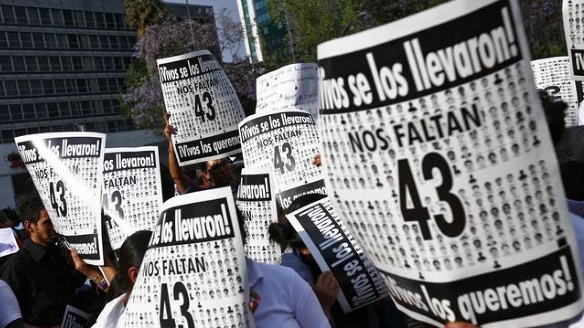 Manifestación para reclamar justicia por la muerte de los 43 estudiantes de Iguala, el pasado jueves en México.-Foto:   REUTERS / EDGARD GARRIDO