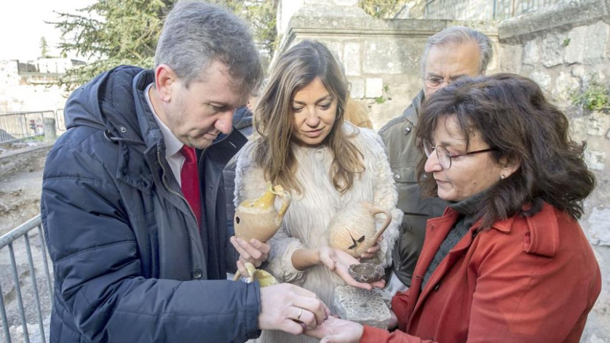 La arqueóloga Fabiola Monzón muestra alguna de las piezas encontradas a Lacalle y Blasco.-ISRAEL L. MURILLO