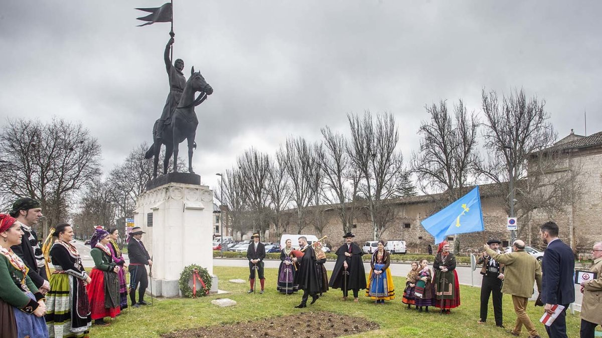 Miembros de la Asociación Candela de Peñaferruz de Gijón, localidad de nacimiento de Diego Porcelos, acudieron a la celebración. SANTI OTERO