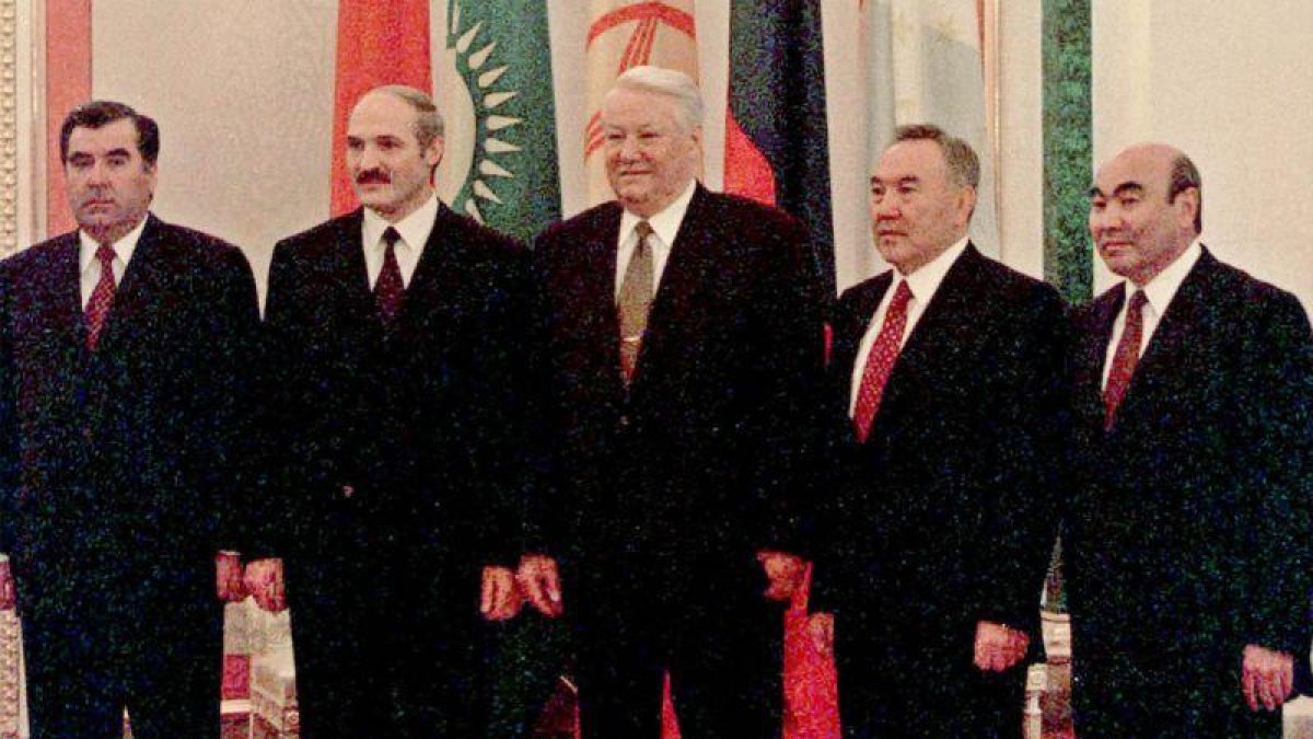 De izquierda a derecha, los presidentes de Tayikistán (Immomaly Rakhmonov), Bielorrusia (Alexander Lukashenko), Rusia (Borís Yeltsin), Kazajistán (Nursultan Nazarbayev) y Kirguizistán (Askar Akayev), en el Kremlin, el 26 de octubre de 1999.-AP / ITAR-TASS