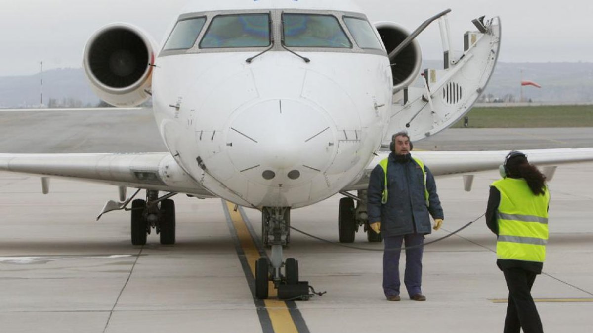 Imagen de empleados del aeropuerto de Villafría.-RAÚL G. OCHOA