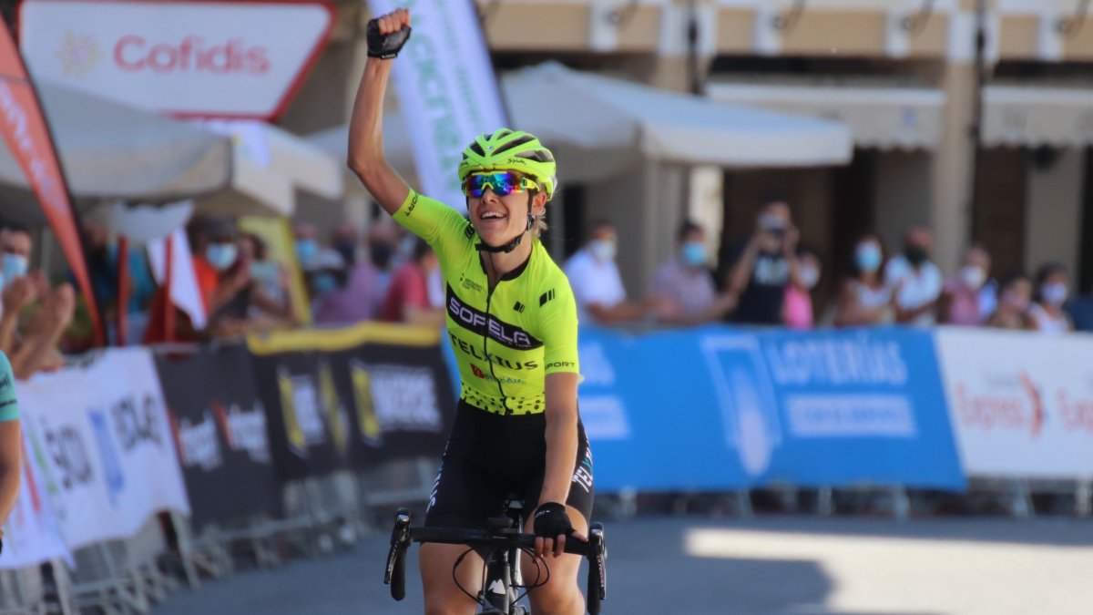 Sara Martín festeja el triunfo conseguido el sábado en el Nacional. ECB