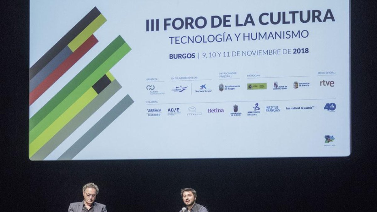 Gerd Leonhard (i.) se sentó a charlar con Antonio Lucas tras su exposición sobre tecnología y humanismo.-Santi Otero