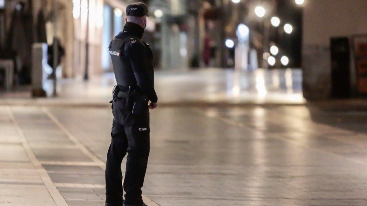 Un policía realiza labores de vigilancia en una calle de Valladolid. J. M. LOSTAU