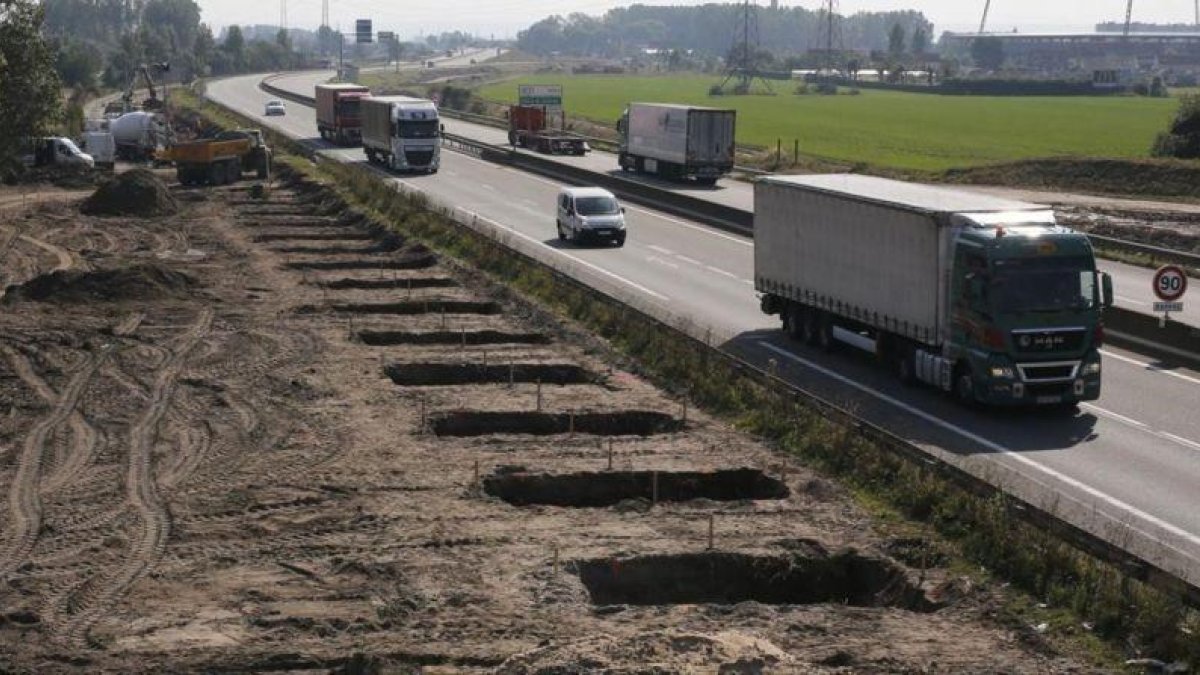 Vista de los trabajos de construcción del muro para dificultar el paso de inmigrantes en tránsito al Reino Unido, en Calais (norte de Francia), este miércoles.-EFE / THIBAULT VANDERMERSCH