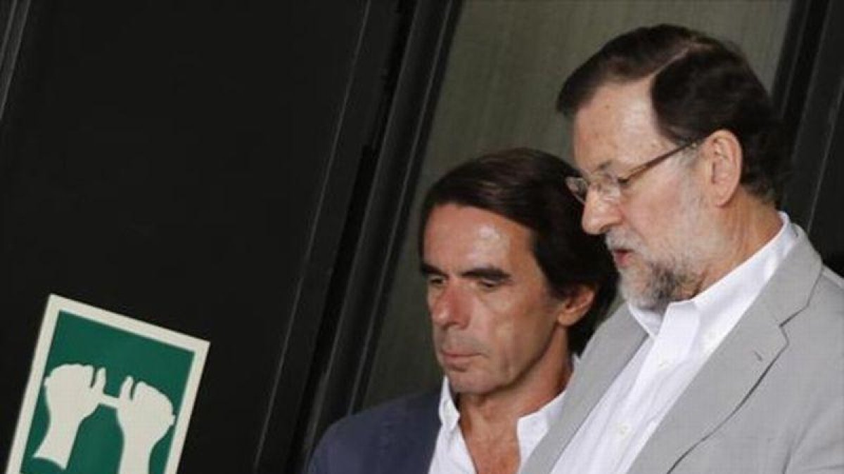 José María Aznar y Mariano Rajoy, en una imagen de archivo.-JUAN MANUEL PRATS