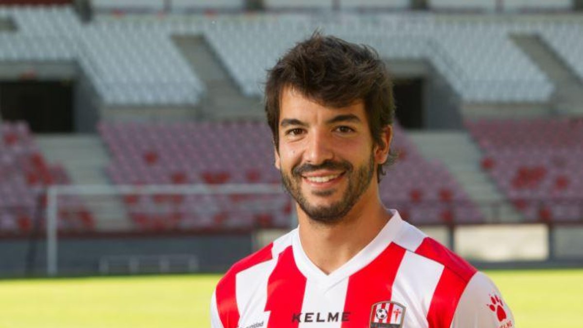 Álvaro Martín ‘Chevi’ con la camiseta del UD Logroñés.-RIOJAPRESS.COM