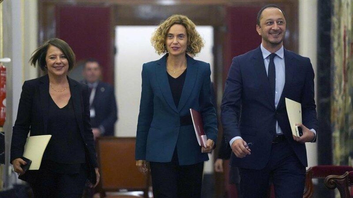 Meritxell Batet, dirigiéndose a la primera reunión de la nueva Mesa del Congreso de los Diputados.-DAVID CASTRO