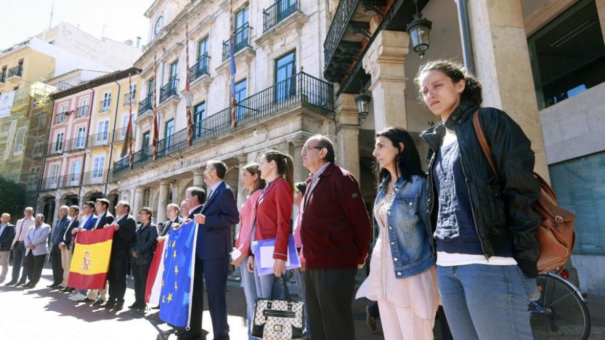 Un momento de la concentración de ayer por los atentados de Niza.-RAÚL G. OCHOA
