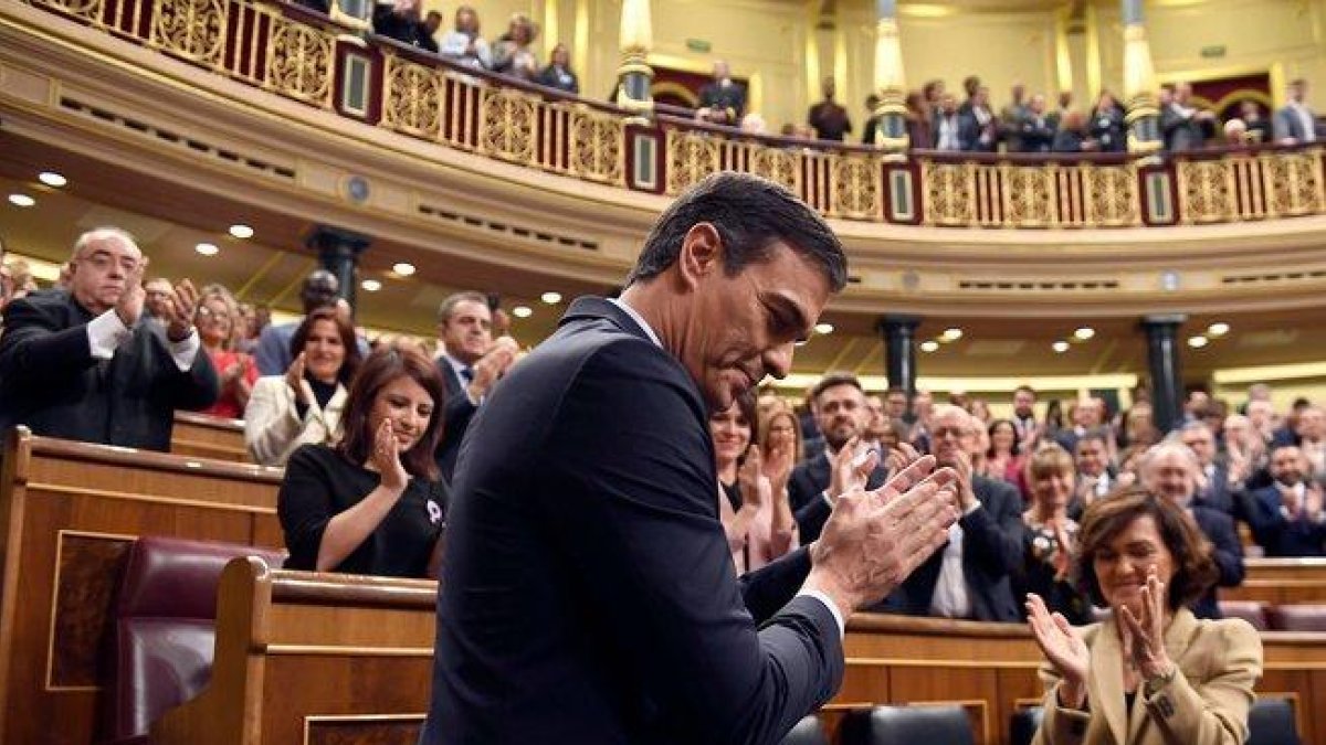 Pedro Sánchez, candidato a la Presidencia del Gobierno, aplaudido por su bancada.-PIERRE-PHILIPPE MARCOU (AFP)
