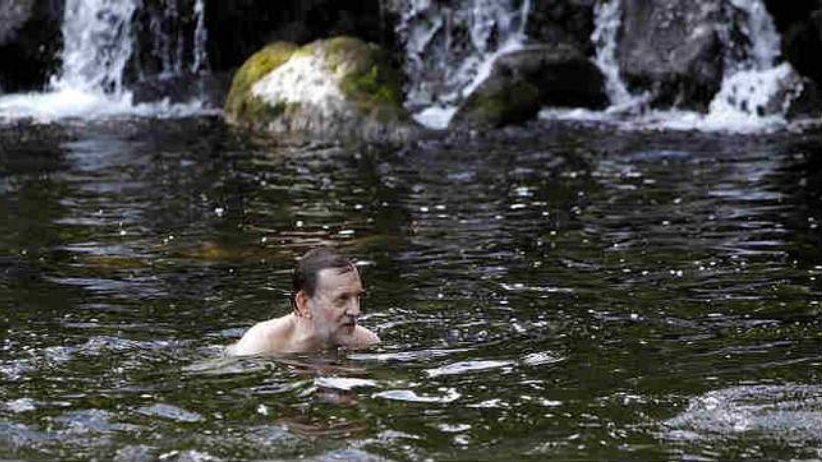 El presidente del Gobierno, Mariano Rajoy, durante un baño que se dió el sábado en las aguas del río Umia (Pontevedra).-Foto: EFE / MÓNICA IRAGO