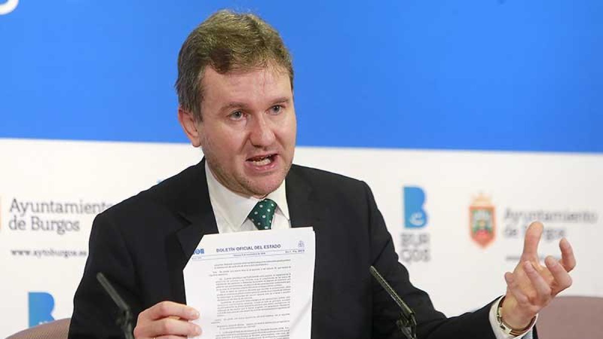 El alcalde, Javier Lacalle, sostenía ayer el Decreto Ley publicado en el BOE el pasado viernes.-RAÚL G. OCHOA