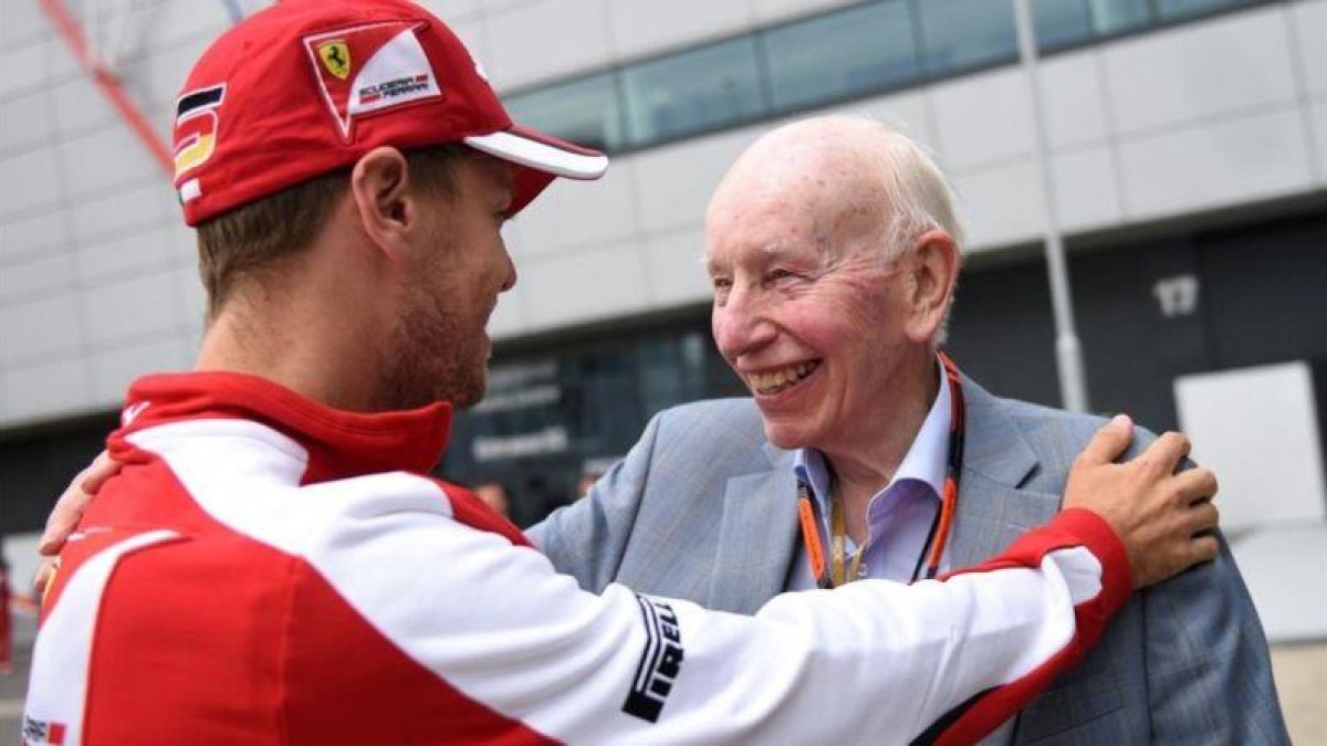 Sebastian Vettel saluda a John Surtees durante el Gran premio de Gran Bretaña del 2015.-AFP / OLI SCARFF