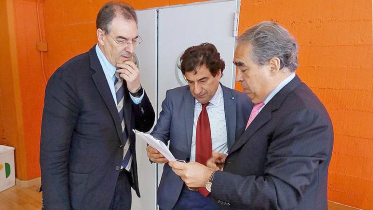 Miguel Ángel Benavente y Fernando Andrés (en ambos extremos) charlan con Martínez (CB Miraflores) en una imagen de 2016.-DIEGO ALMENDRES