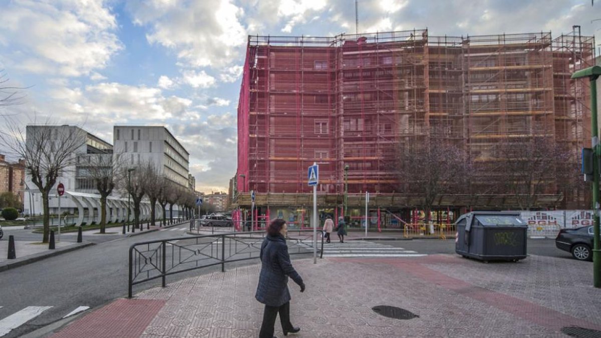 Uno de los edificios de la calle Federico Olmeda en proceso de reforma, gracias a la gestión de la Fundación Cajacírculo.-ISRAEL L. MURILLO