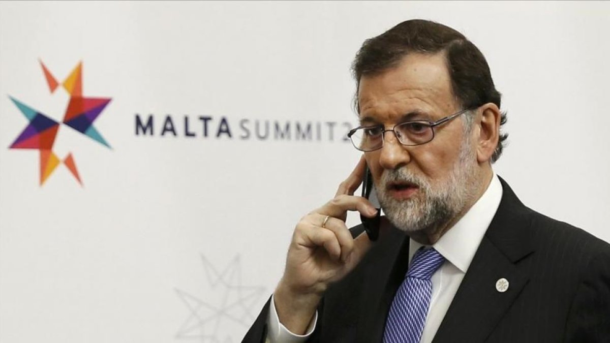 Mariano Rajoy habla por el móvil durante la cumbre de Malta del 3 de febrero.-