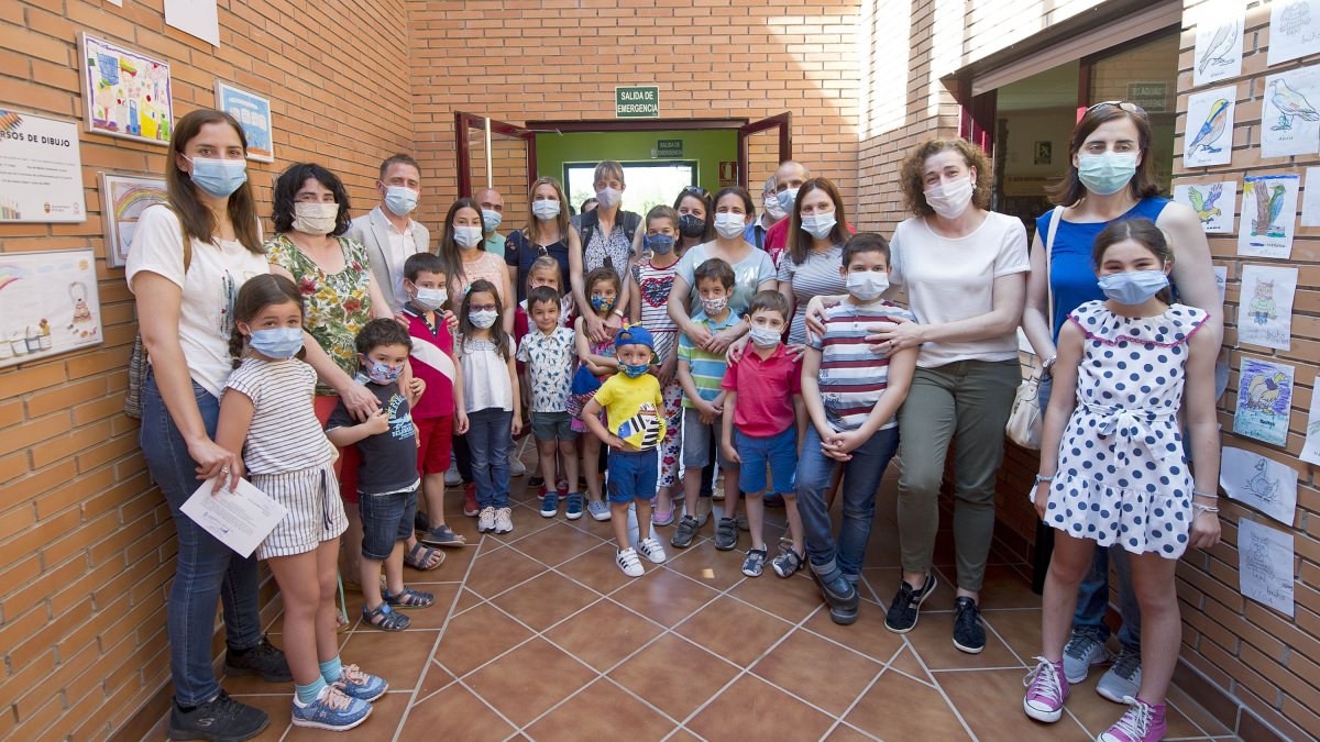 Los ganadores posan con sus familias en el Centro de Aves del Cerro de San Miguel. ISRAEL L. MURILLO