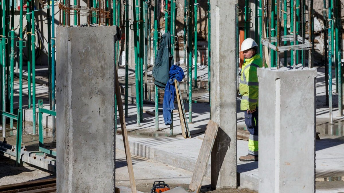 La construcción mantiene la previsión de proyectos en torno al millar de visados. SANTI OTERO